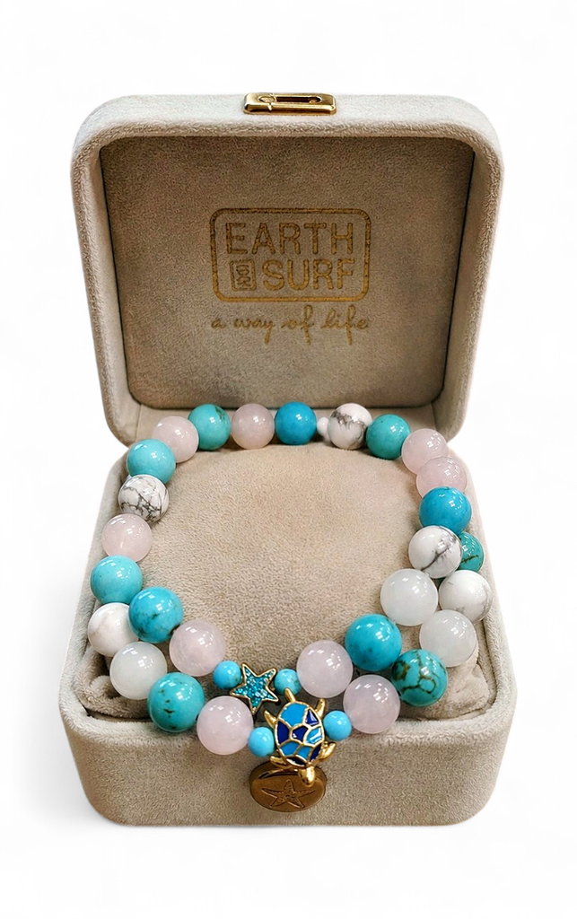 Bracelets en pierres bleues, avec breloques tortue, étoile de mer, tortue peinte et coquillage.