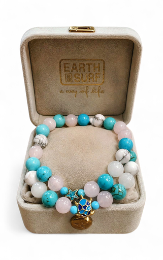 [23042] Bracelets en pierres bleues, avec breloques tortue, étoile de mer, tortue peinte et coquillage.